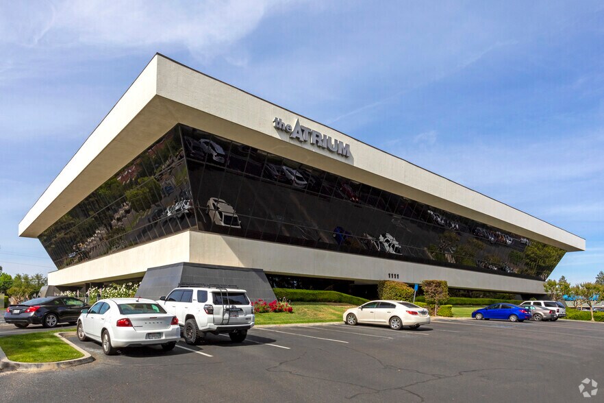 1111 E Herndon Ave, Fresno, CA à louer - Photo du bâtiment - Image 2 de 6