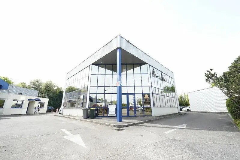 Office in Saint-Genis-Laval for lease - Building Photo - Image 1 of 6