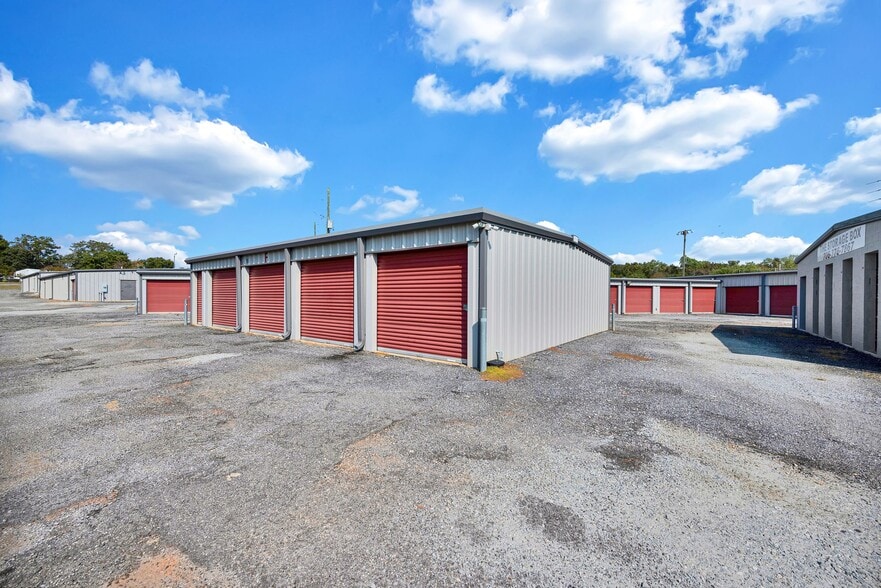 The Storage Box & More 2 Portfolio portfolio of 2 properties for sale on LoopNet.ca - Building Photo - Image 3 of 15