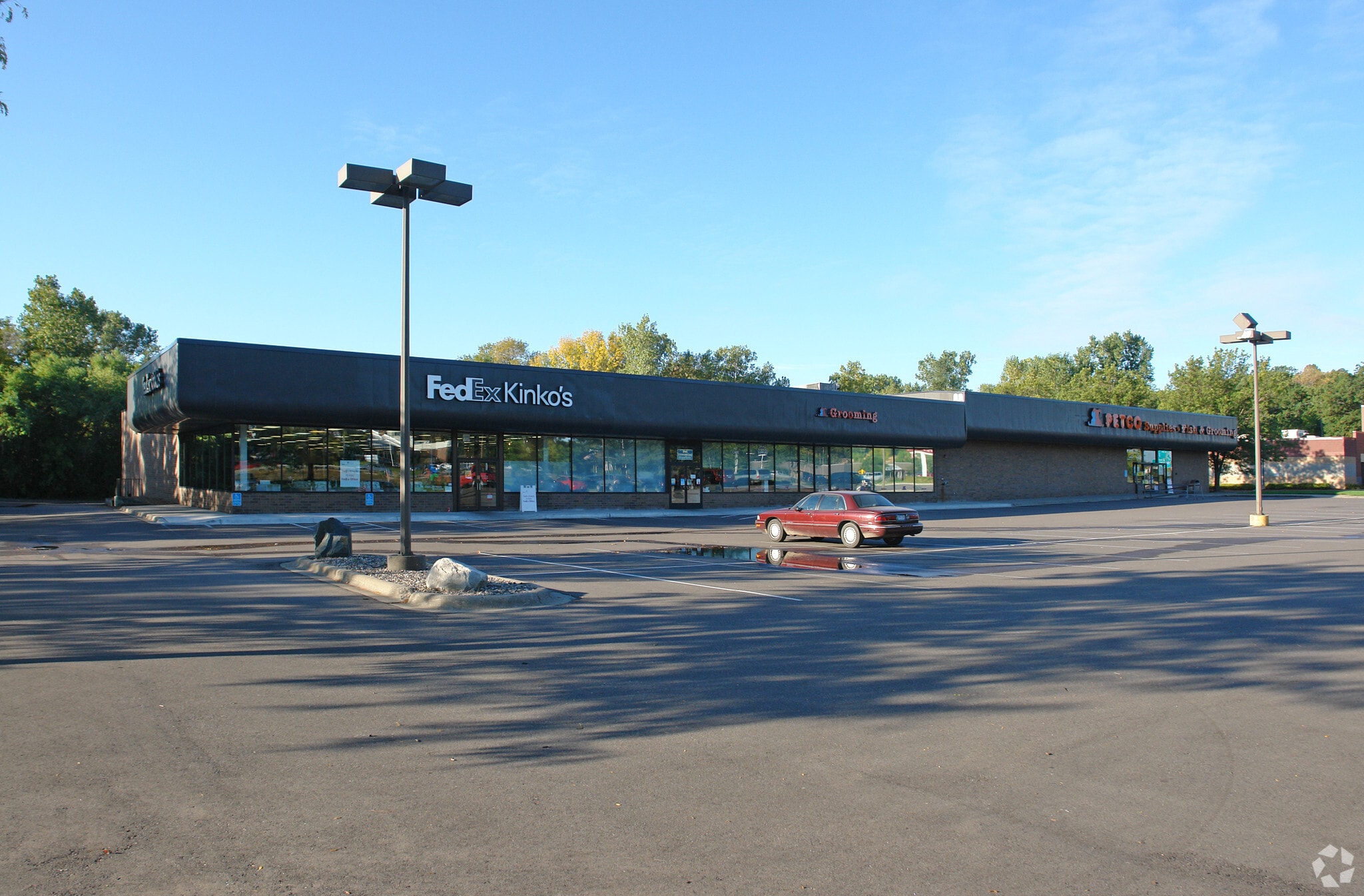 13601-13691 Ridgedale Dr, Hopkins, MN for lease Primary Photo- Image 1 of 6