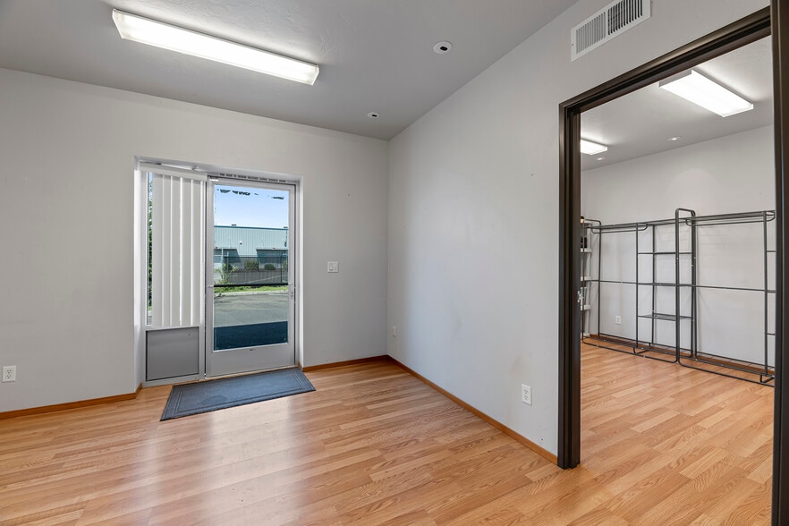 658 Dutton rd, Eagle Point, OR à vendre - Photo du bâtiment - Image 3 de 15