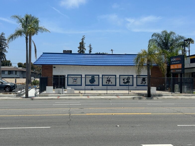 1525 W Chapman Ave, Orange, CA for lease - Building Photo - Image 1 of 11