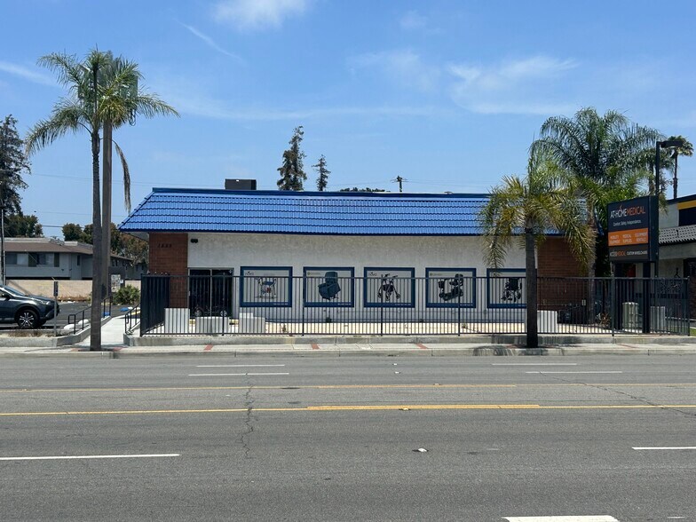1525 W Chapman Ave, Orange, CA à louer - Photo principale - Image 1 de 11