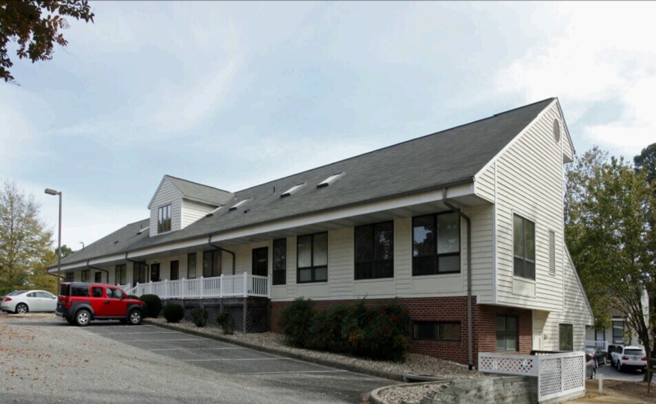 Poplar Creek Business Center portefeuille de 3 propriétés à vendre sur LoopNet.ca - Photo du bâtiment - Image 1 de 2