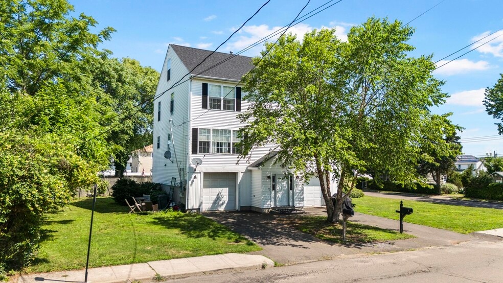 143 Bradford Ave, East Haven, CT for sale - Primary Photo - Image 1 of 5