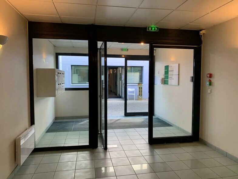 Bureau dans Canéjan à louer - Photo du bâtiment - Image 3 de 10