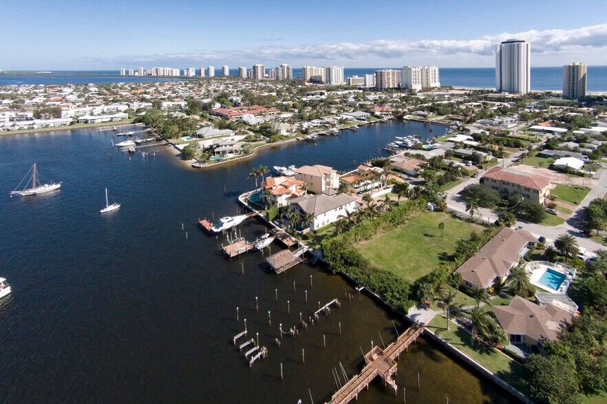 2715 Lake Dr, Riviera Beach, FL à vendre - Photo du bâtiment - Image 1 de 7