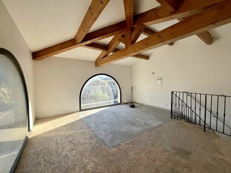 Retail in Ollioules for lease - Building Photo - Image 3 of 6