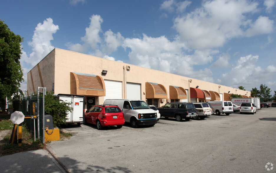 7551-7569 NW 70th St, Miami, FL for lease - Building Photo - Image 2 of 25