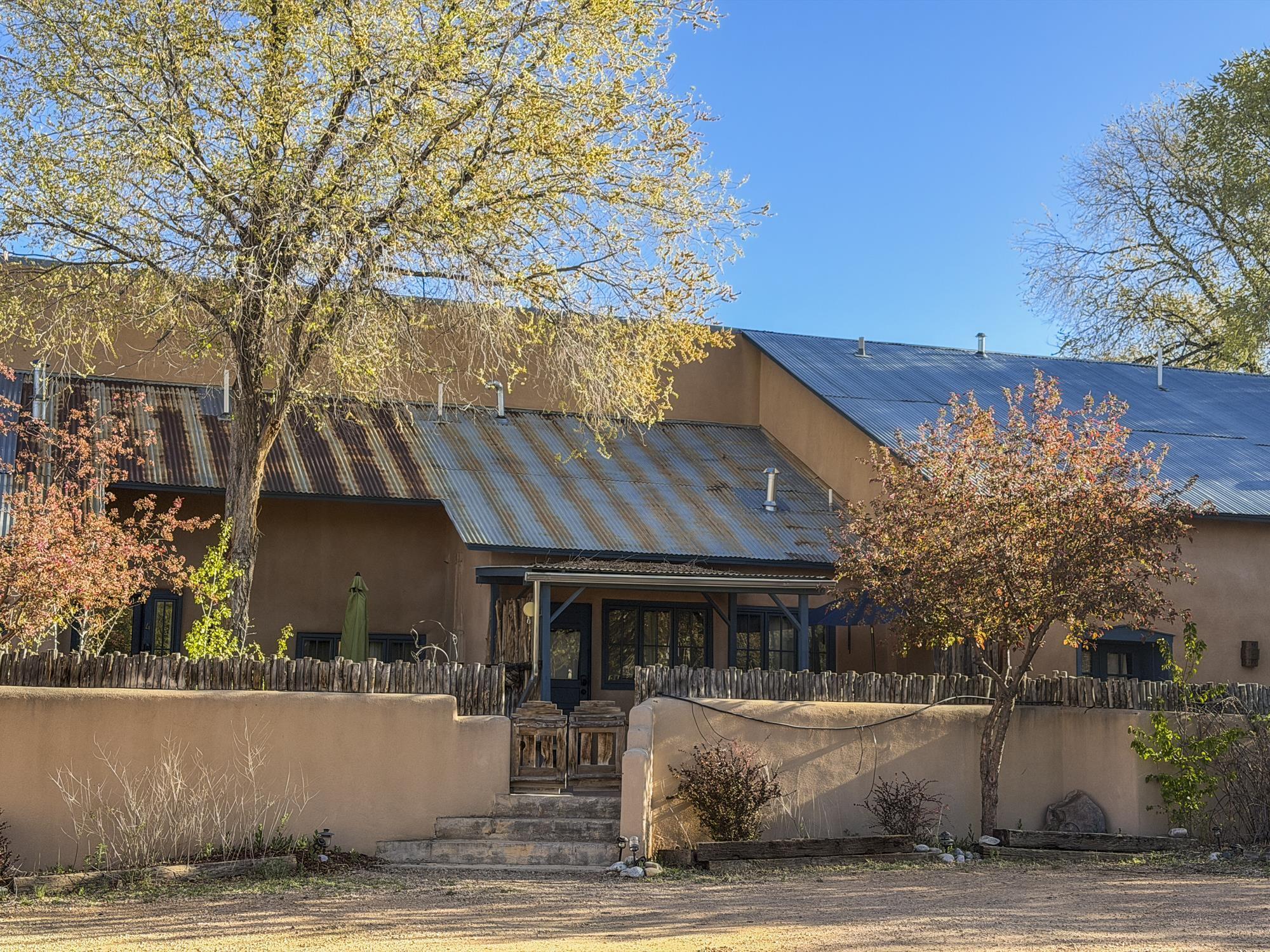 102 Padre Martinez Ln, Taos, NM à vendre Photo du bâtiment- Image 1 de 38
