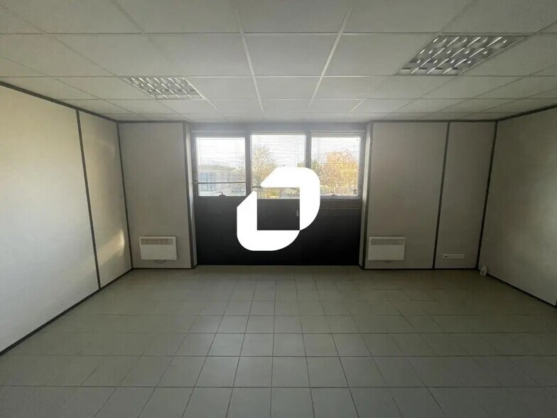 Office in Créteil for lease - Interior Photo - Image 3 of 10