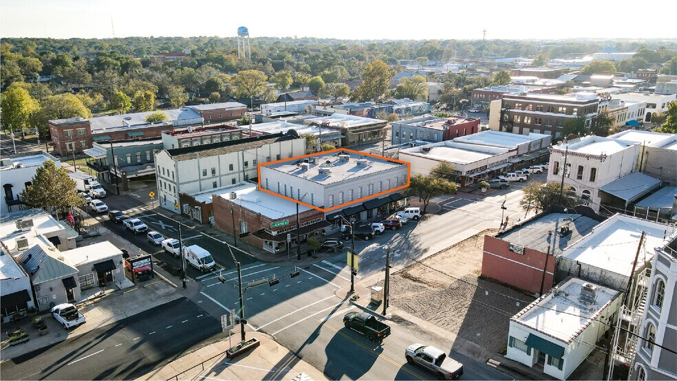 212-216 E Alamo St, Brenham, TX à louer - Photo du bâtiment - Image 2 de 14