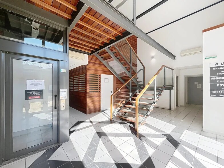 8 Avenue Jean Rioufol, Monteux for lease - Interior Photo - Image 2 of 20