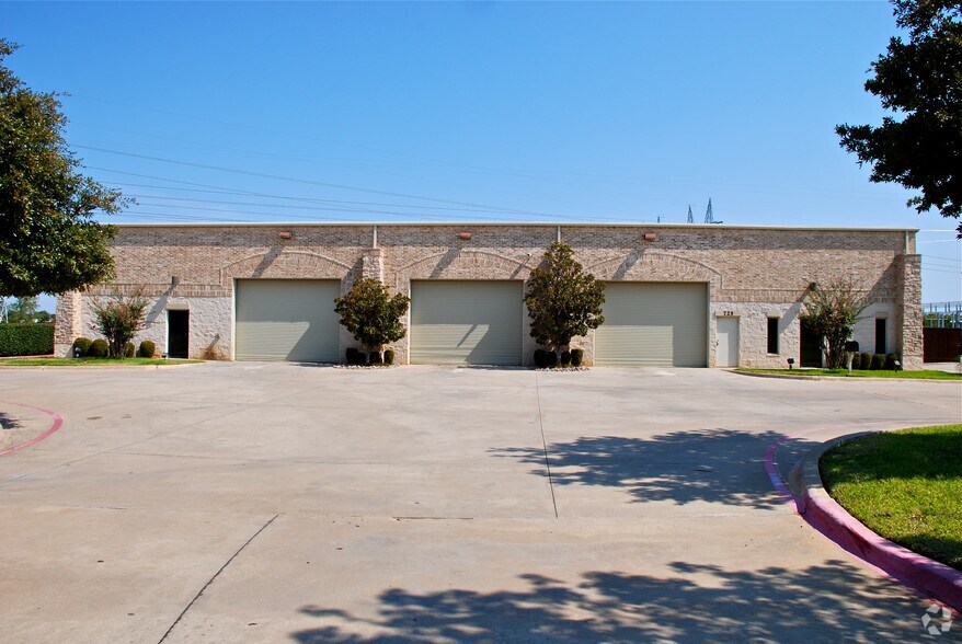 725 E Jones St, Lewisville, TX à louer - Photo du bâtiment - Image 2 de 4