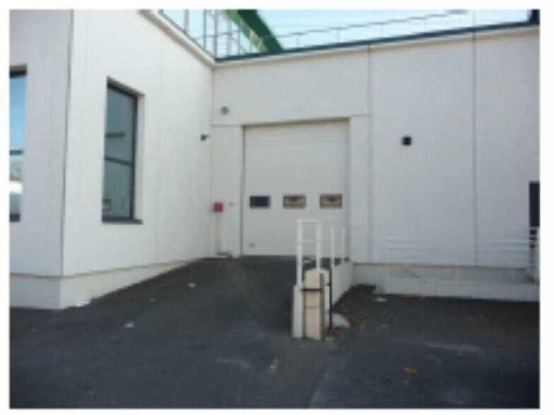 Bureau dans Villeneuve-la-Garenne à louer - Photo du bâtiment - Image 2 de 8