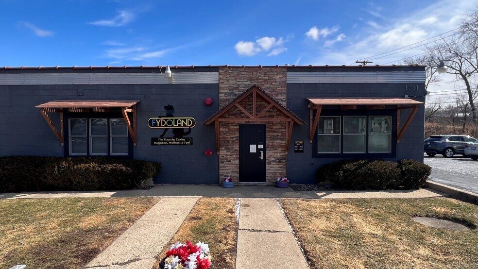 1315 E Main St, St Charles, IL à vendre - Photo du bâtiment - Image 2 de 18