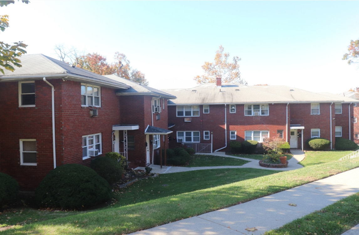 325 Grantwood Blvd, Palisades Park, NJ for sale Primary Photo- Image 1 of 11