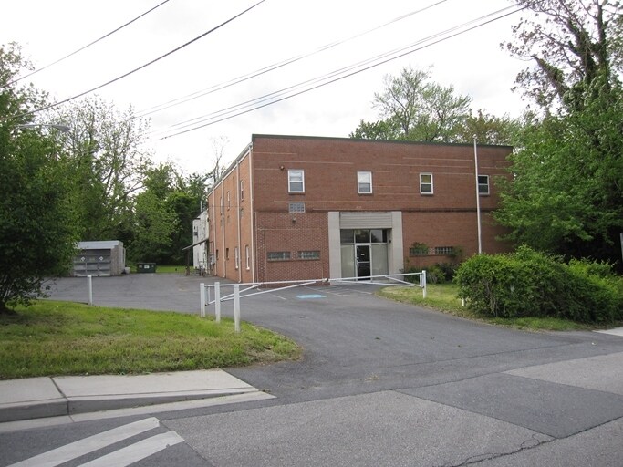 1330 Dillon Heights Ave, Catonsville, MD à louer Photo du bâtiment- Image 1 de 2