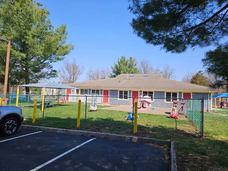 43 Barley Sheaf Rd, Flemington, NJ à vendre - Photo du bâtiment - Image 3 de 8