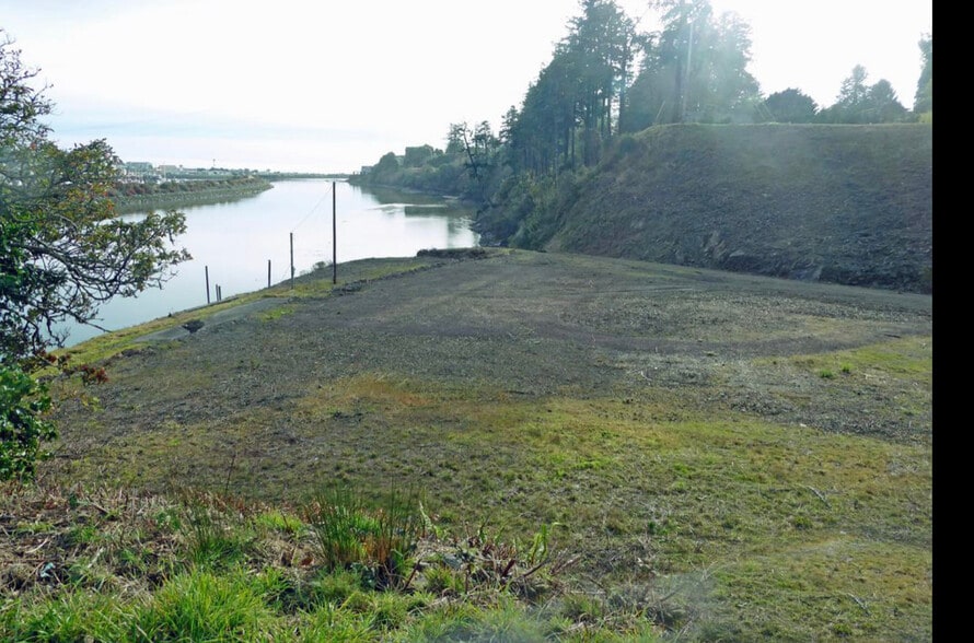 6420 Bridge St, Brookings, OR for sale - Building Photo - Image 2 of 9