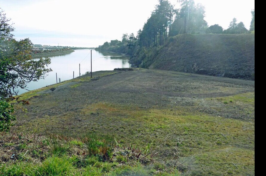 6420 Bridge St, Brookings, OR à vendre - Photo du bâtiment - Image 2 de 9