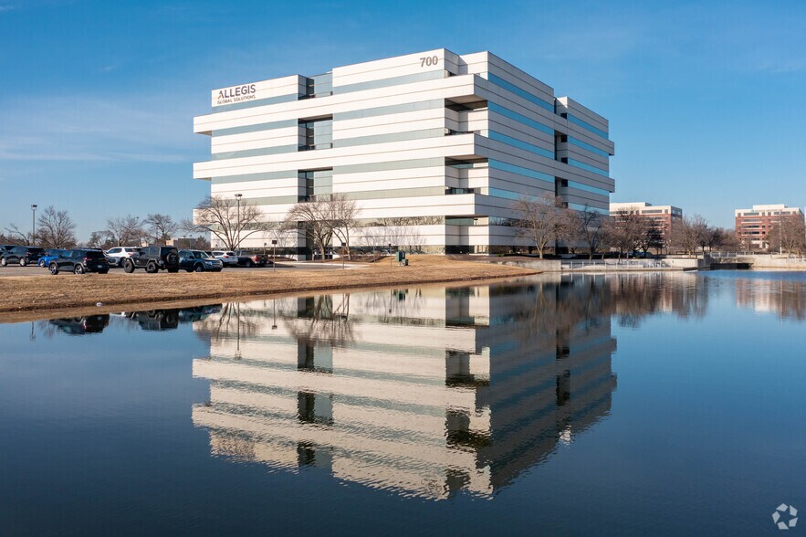 700 Tower Dr, Troy, MI à louer - Photo du bâtiment - Image 2 de 9