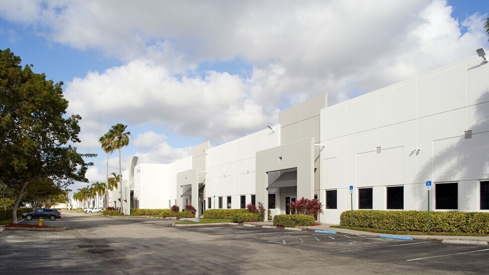 7050 W State Road 84, Davie, FL à louer - Photo principale - Image 1 de 3