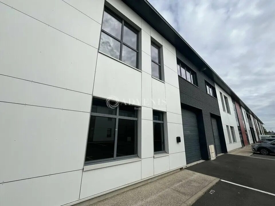 Flex in Lieusaint for lease Building Photo- Image 1 of 7