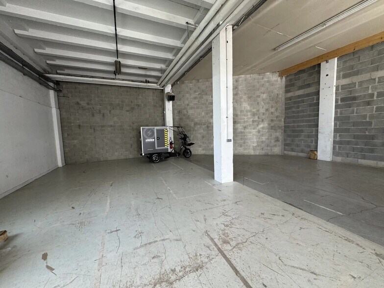 9 Chaussée Jules César, Osny for sale - Interior Photo - Image 3 of 7