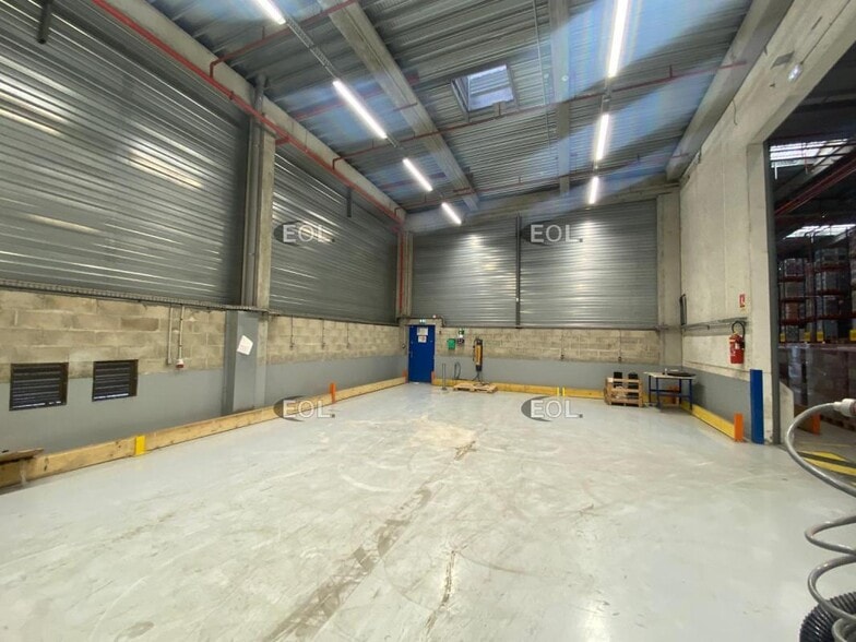 Industrial in Santeny for lease - Building Photo - Image 3 of 12