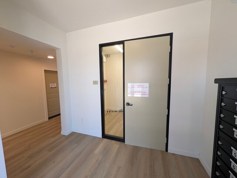 1156 W Florence Ave, Los Angeles, CA à vendre - Photo du bâtiment - Image 3 de 23