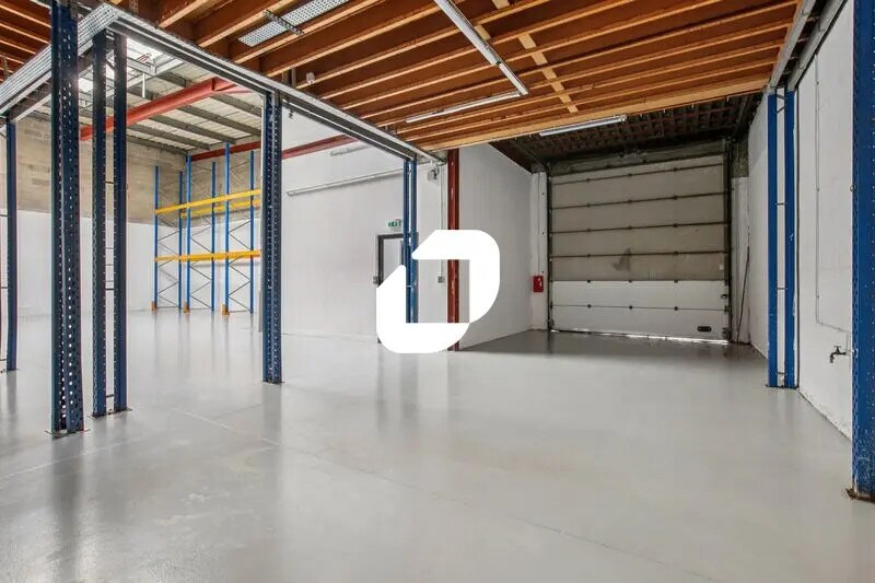 10 Rue Jacques Robert, Le Thillay for lease - Interior Photo - Image 3 of 13