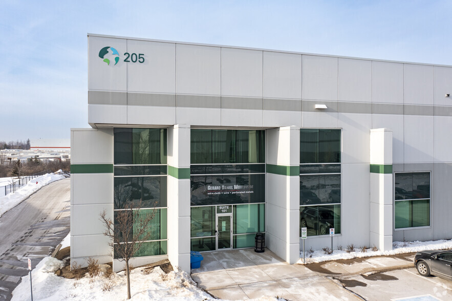 205 Courtneypark Dr W, Mississauga, ON for lease - Building Photo - Image 3 of 4