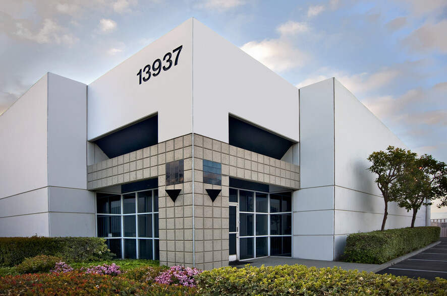 13937 Magnolia Ave, Chino, CA for lease - Building Photo - Image 1 of 12