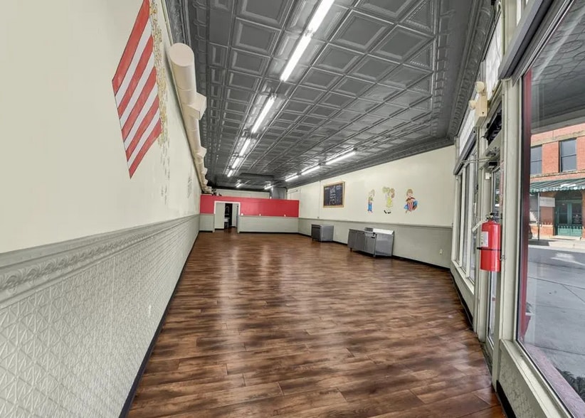 113 W Church St, Weatherford, TX for lease - Interior Photo - Image 2 of 4