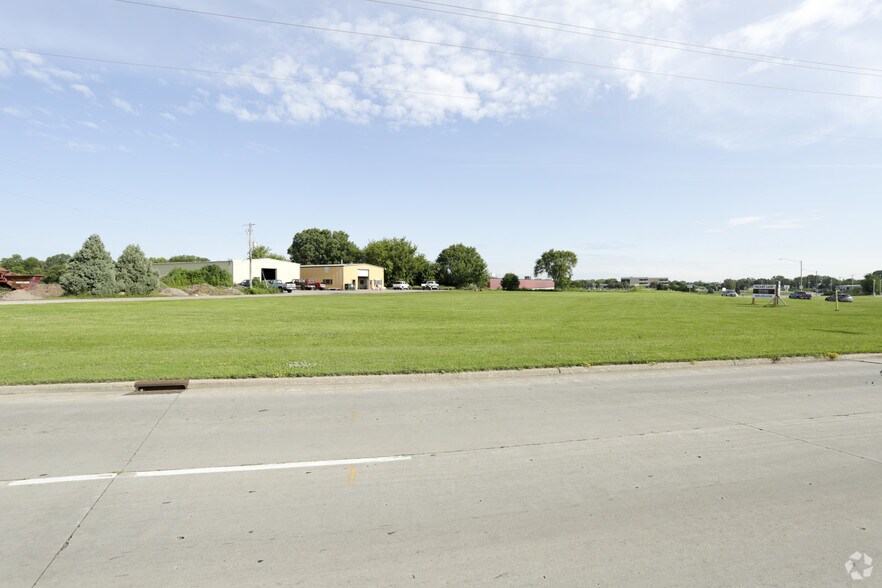 2224 State Road 44, Oshkosh, WI à vendre - Photo du bâtiment - Image 3 de 3