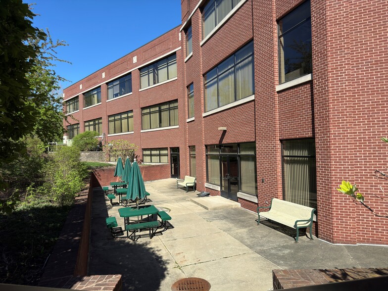 2600 Professionals Dr, Okemos, MI for sale - Building Photo - Image 3 of 23