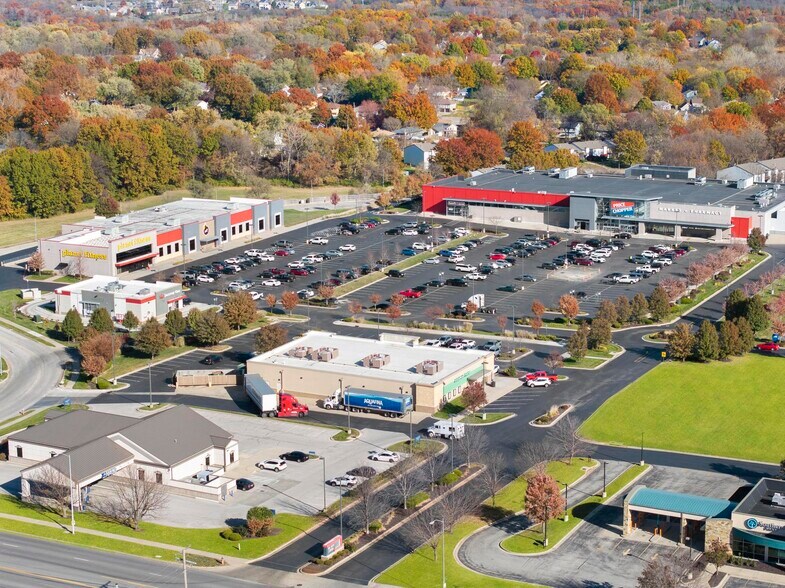 520 NE Barry Rd, Kansas City, MO à louer - Photo du bâtiment - Image 1 de 7