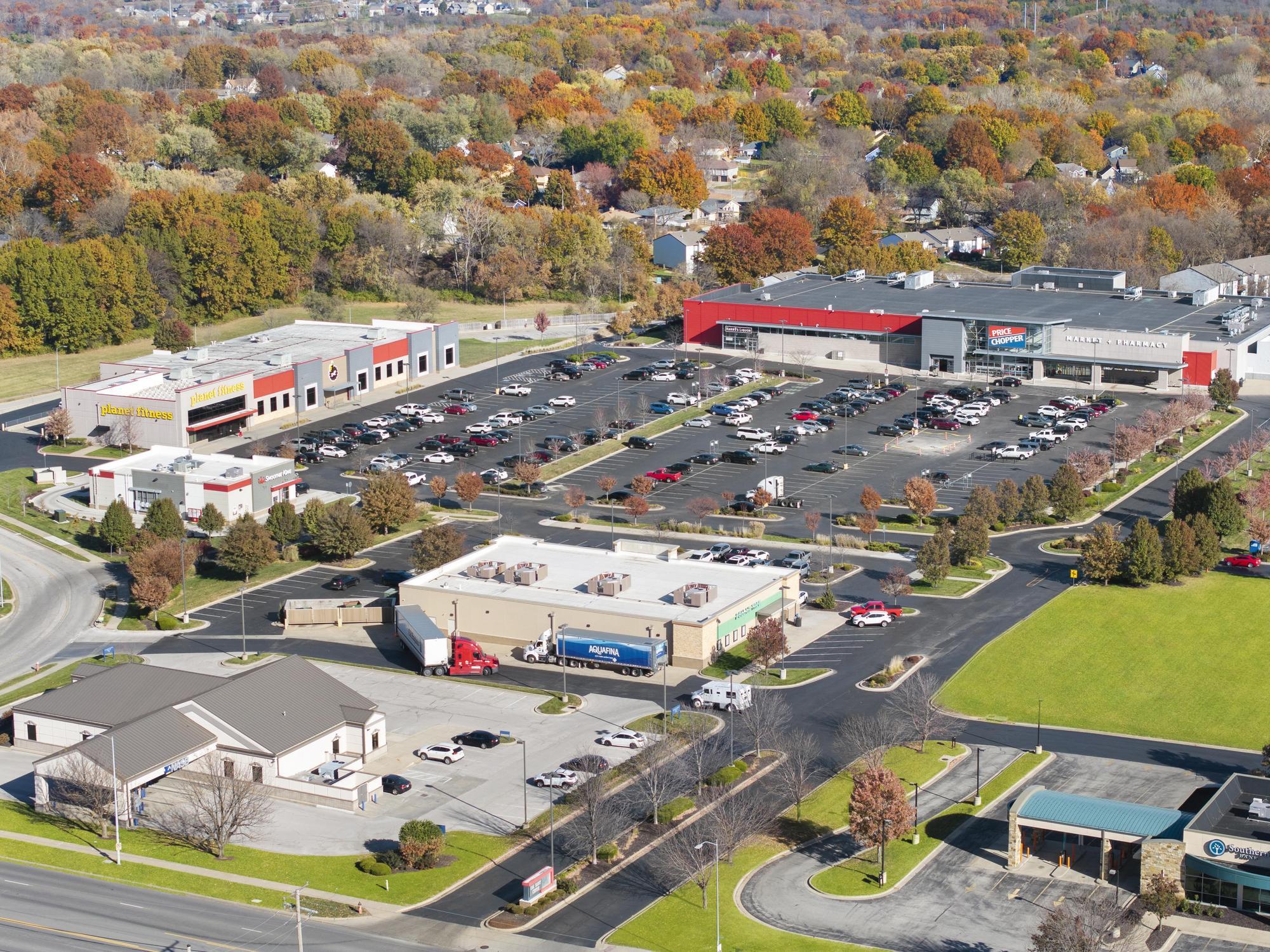 520 NE Barry Rd, Kansas City, MO for lease Primary Photo- Image 1 of 8