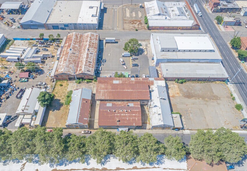 Site 301 | Grower's District Opportunity portefeuille de 3 propriétés à vendre sur LoopNet.ca - Photo principale - Image 2 de 2