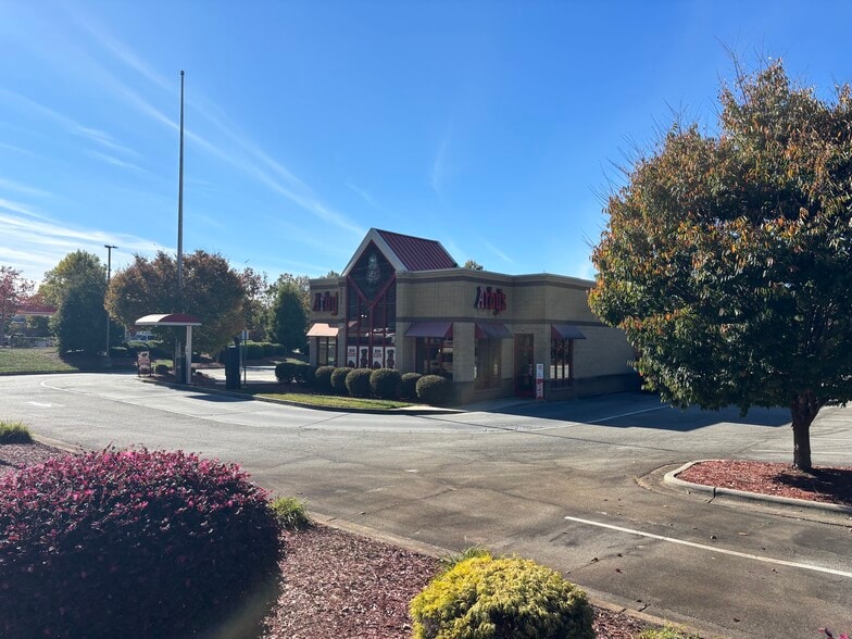 4053 River Pointe Pl, High Point, NC for lease - Building Photo - Image 1 of 10
