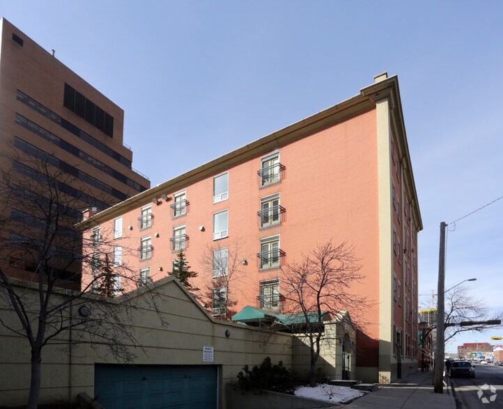 535 10th Ave SW, Calgary, AB à louer - Photo du bâtiment - Image 3 de 6