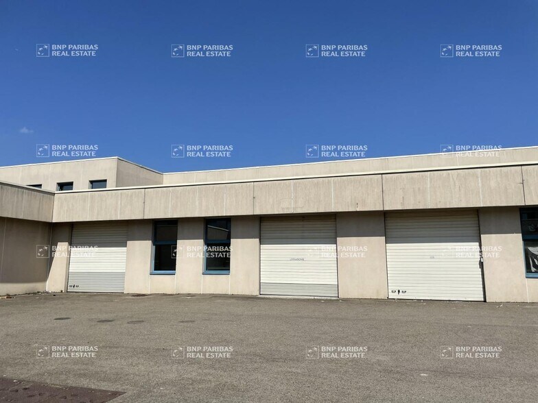 Flex in La Verrière for lease - Building Photo - Image 3 of 6