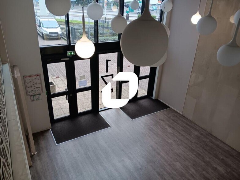 Office in Nanterre for sale - Lobby - Image 2 of 10