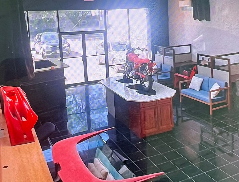 91 Commercial Ave, Garden City, NY for lease - Building Photo - Image 3 of 4