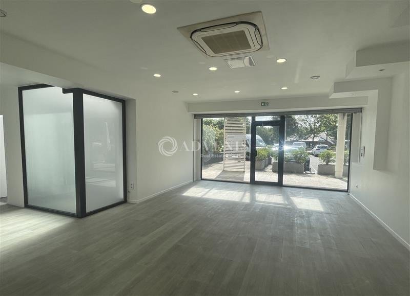 Retail in Tremblay En France for lease - Interior Photo - Image 2 of 8