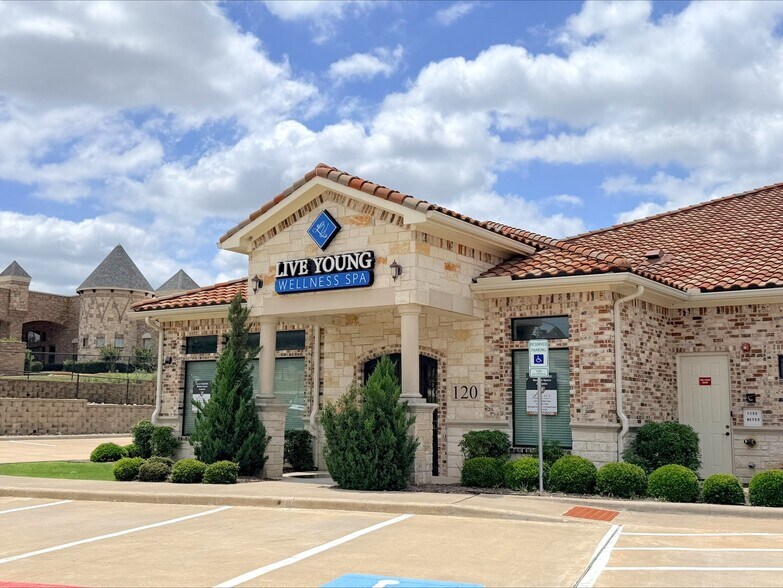 4541 N Josey Ln, Carrollton, TX à louer - Photo du bâtiment - Image 2 de 8