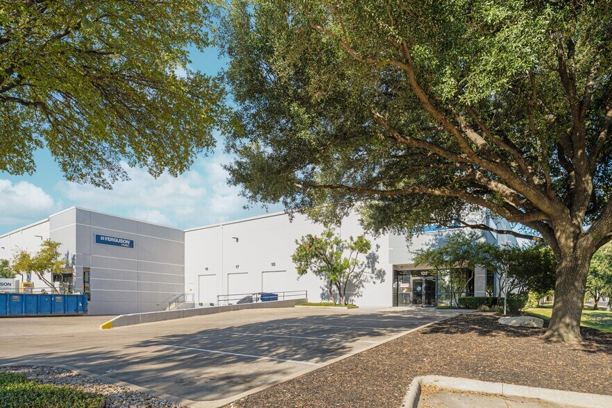 2315 Rutland Dr, Austin, TX à louer - Photo du bâtiment - Image 2 de 8