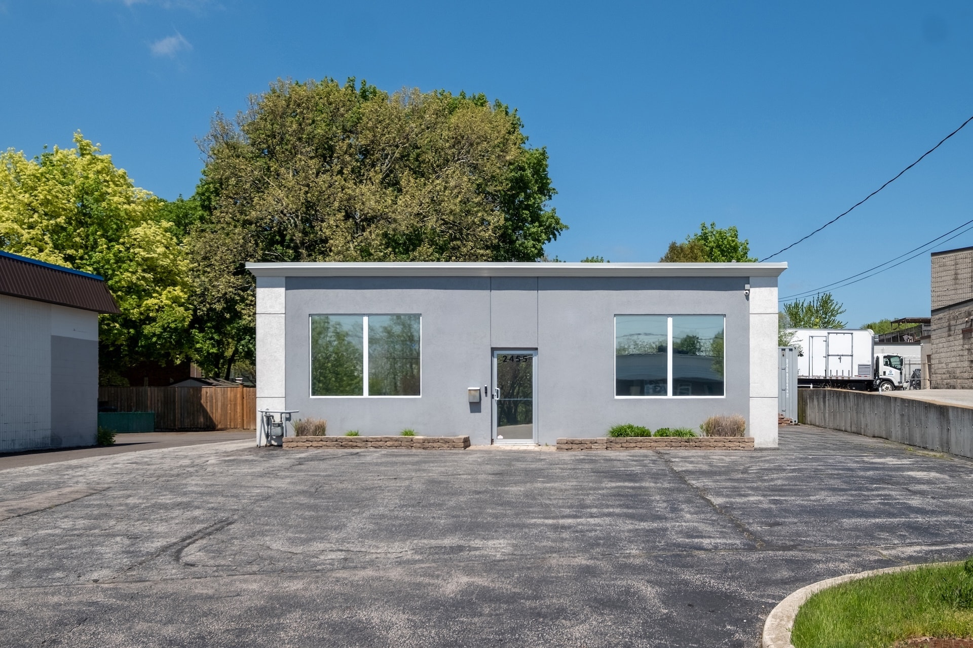 2455 Industrial St, Burlington, ON à vendre Photo du bâtiment- Image 1 de 14