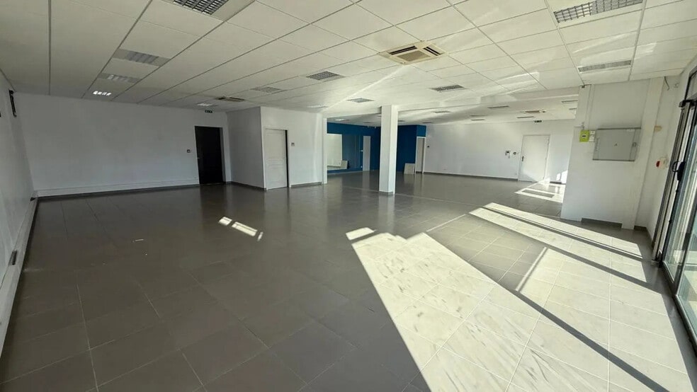 Office in Saint-Denis-lès-Bourg for lease - Interior Photo - Image 3 of 16